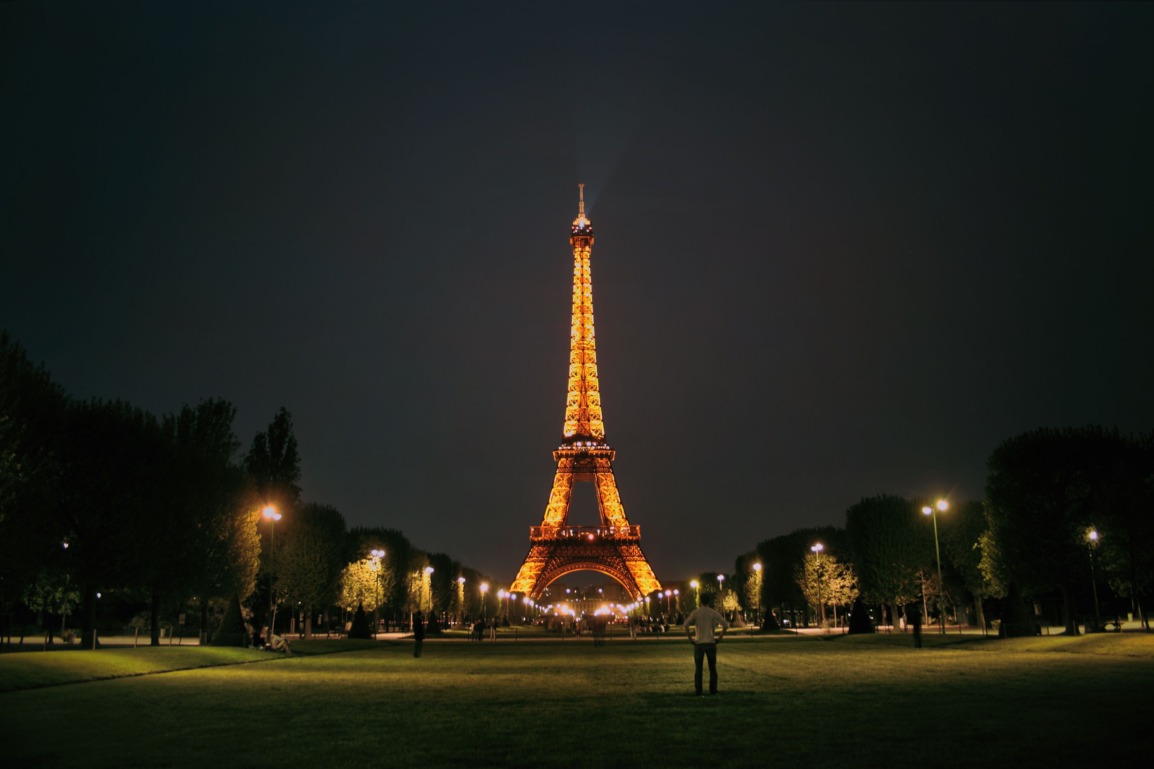 intercambio de casa en París, torre Eiffel, 10 lugares más bonitos del mundo, visitar de noche